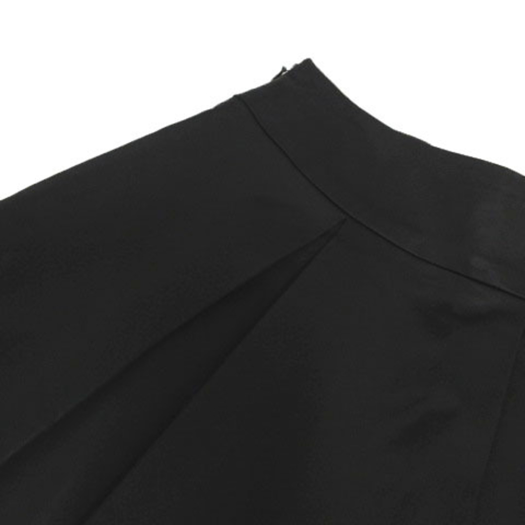 M-premier(エムプルミエ)のエムプルミエ スカート タック ミディ丈 半光沢 コットン混 日本製 黒 36 レディースのスカート(ひざ丈スカート)の商品写真