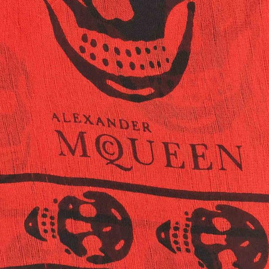 Alexander McQueen(アレキサンダーマックイーン)の【美品】  ALEXANDER MCQUEEN / アレキサンダーマックイーン | シルク スカル柄 大判 スカーフ | レッド レディースのファッション小物(ストール/パシュミナ)の商品写真