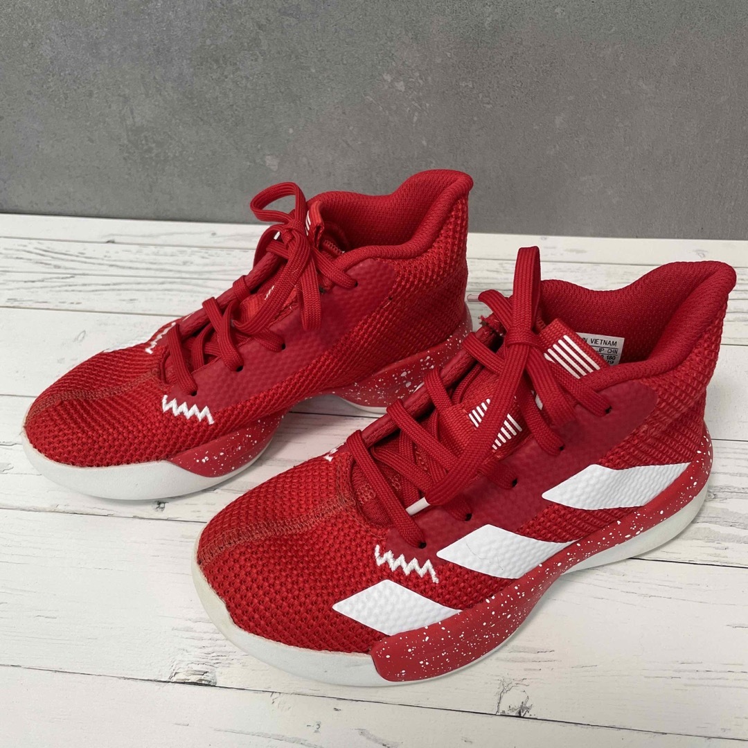 adidas(アディダス)のadidas バスケットボールシューズ 18cm ジュニア キッズ バッシュ キッズ/ベビー/マタニティのキッズ靴/シューズ(15cm~)(スニーカー)の商品写真