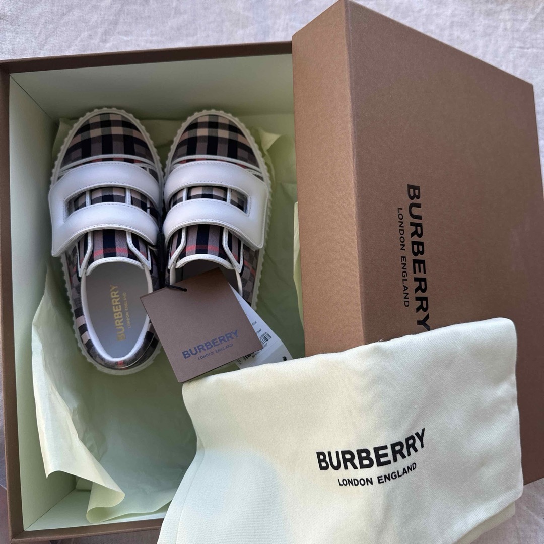 BURBERRY(バーバリー)の新品　Burberry キッズスニーカー　31EU キッズ/ベビー/マタニティのキッズ靴/シューズ(15cm~)(スニーカー)の商品写真