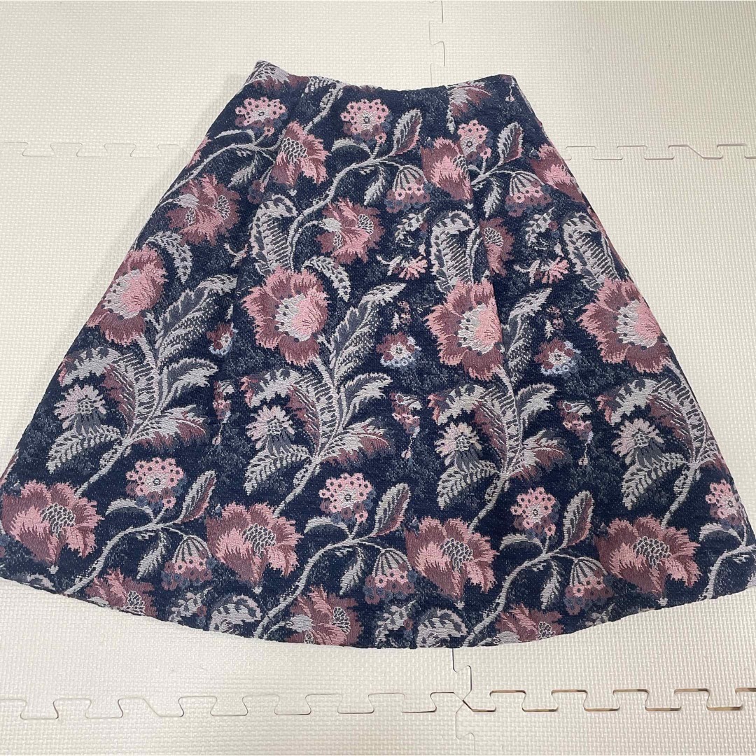 STRAWBERRY-FIELDS(ストロベリーフィールズ)のストロベリーフィールズ　ラメ　花柄　スカート　刺繍 レディースのスカート(ひざ丈スカート)の商品写真