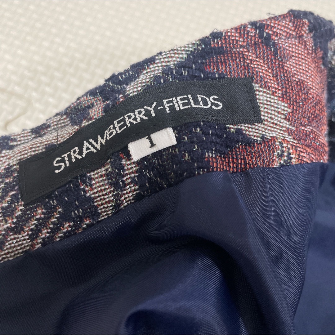 STRAWBERRY-FIELDS(ストロベリーフィールズ)のストロベリーフィールズ　ラメ　花柄　スカート　刺繍 レディースのスカート(ひざ丈スカート)の商品写真