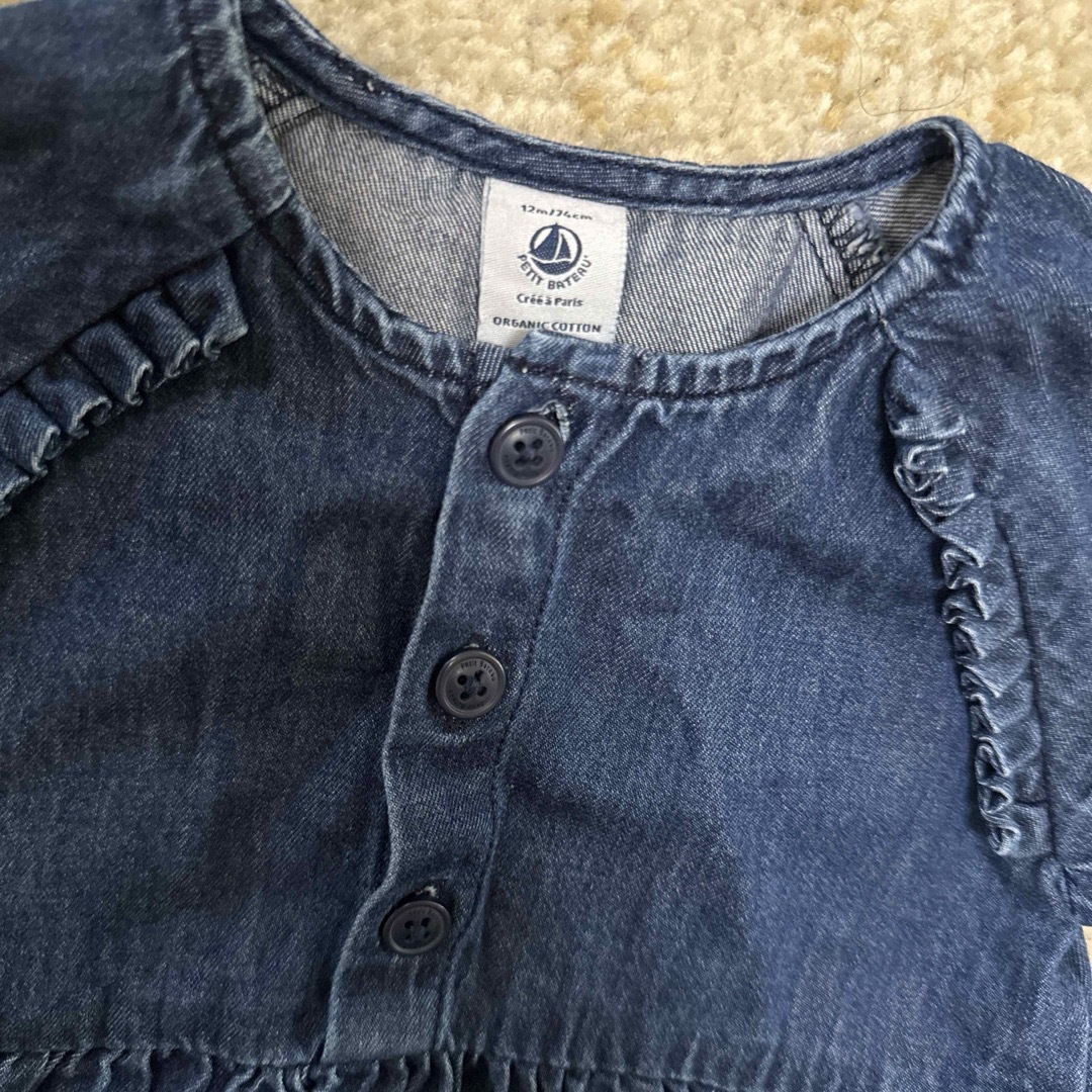 PETIT BATEAU(プチバトー)の【美品】プチバトー デニム ワンピース 74 キッズ/ベビー/マタニティのベビー服(~85cm)(ワンピース)の商品写真