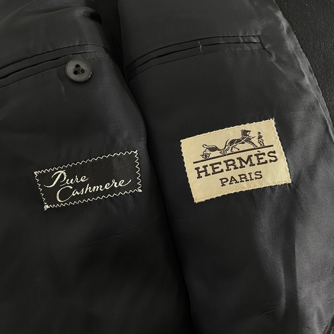 Hermes(エルメス)の43k29《美品》HERMES エルメス カシミヤ100％ テーラードジャケット ブラック ブレザー 羽織 金ボタン フォーマル メンズのジャケット/アウター(テーラードジャケット)の商品写真
