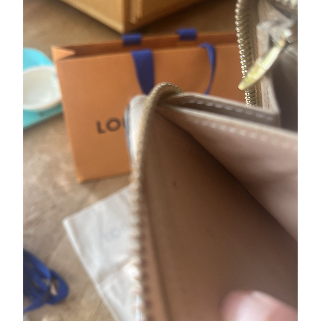 LOUIS VUITTON(ルイヴィトン)のモノグラム・ヴェルニ　ジッピーウォレット　ベージュ レディースのファッション小物(財布)の商品写真