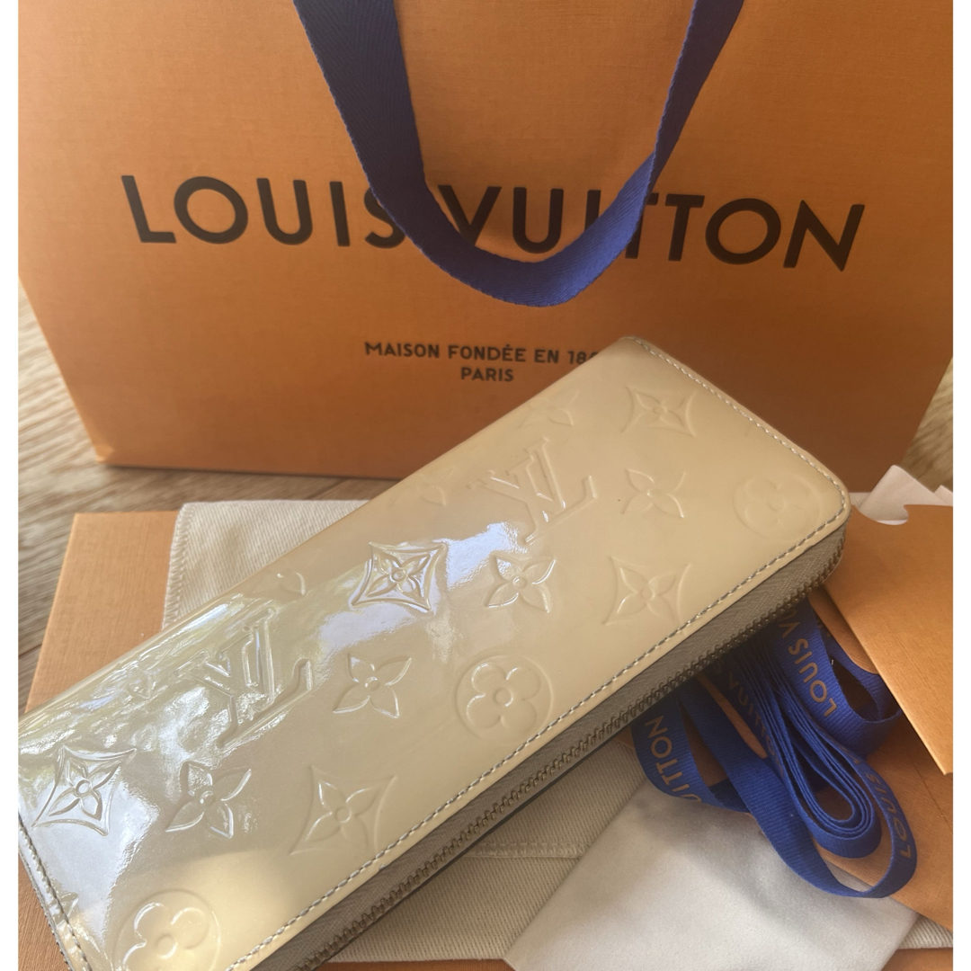 LOUIS VUITTON(ルイヴィトン)のモノグラム・ヴェルニ　ジッピーウォレット　ベージュ レディースのファッション小物(財布)の商品写真