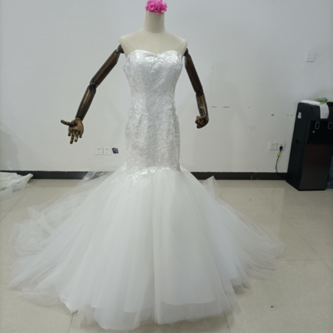 華やか マーメイドライン オフホワイト オフショルダー フレアスカート 披露宴 レディースのフォーマル/ドレス(ウェディングドレス)の商品写真