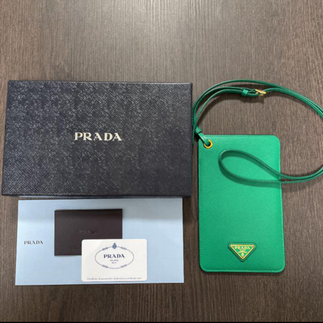 PRADA(プラダ)のプラダ　サフィアーノ　レザー　スマートホンケース　スマホ　ショルダー　パスケース スマホ/家電/カメラのスマホアクセサリー(iPhoneケース)の商品写真