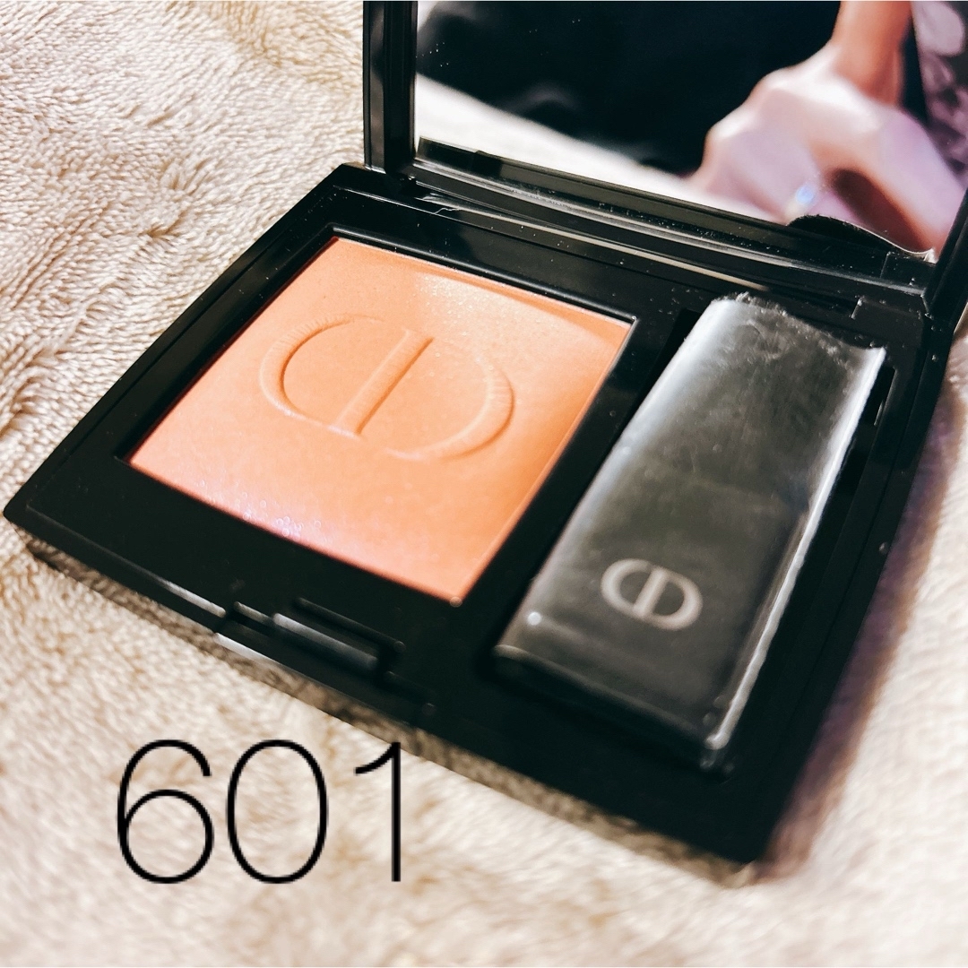 Dior(ディオール)のチーク ディオール スキン ルージュ ブラッシュ 601 hologlam コスメ/美容のベースメイク/化粧品(チーク)の商品写真