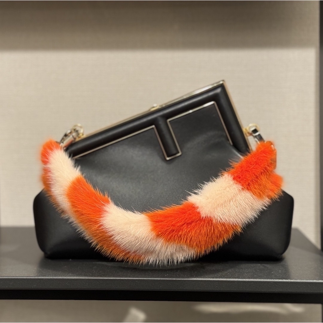 新品タグ付き FENDI  ストラップユー ショルダーストラップ ミンクファー