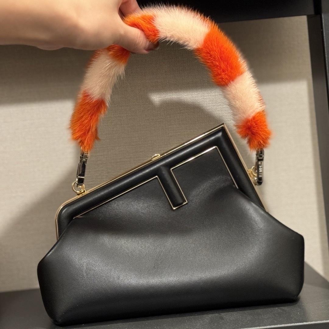 FENDI(フェンディ)のフェンディ ストラップユー ミンクファー レディースのバッグ(その他)の商品写真