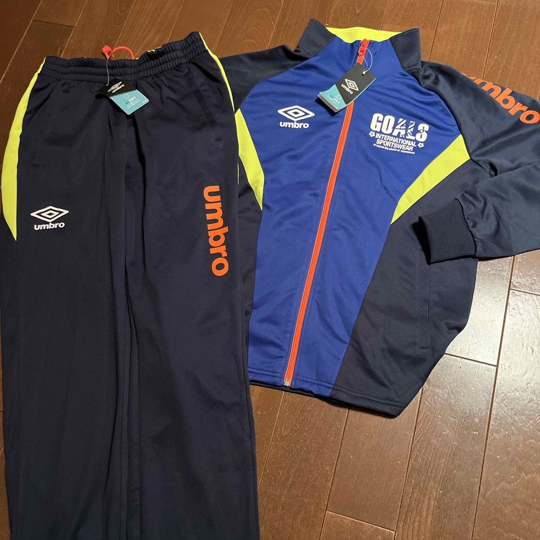 UMBRO(アンブロ)の新品タグ付アンブロジャージ上下セットSサイズ160cmサイズの子にも☆umbro スポーツ/アウトドアのサッカー/フットサル(ウェア)の商品写真