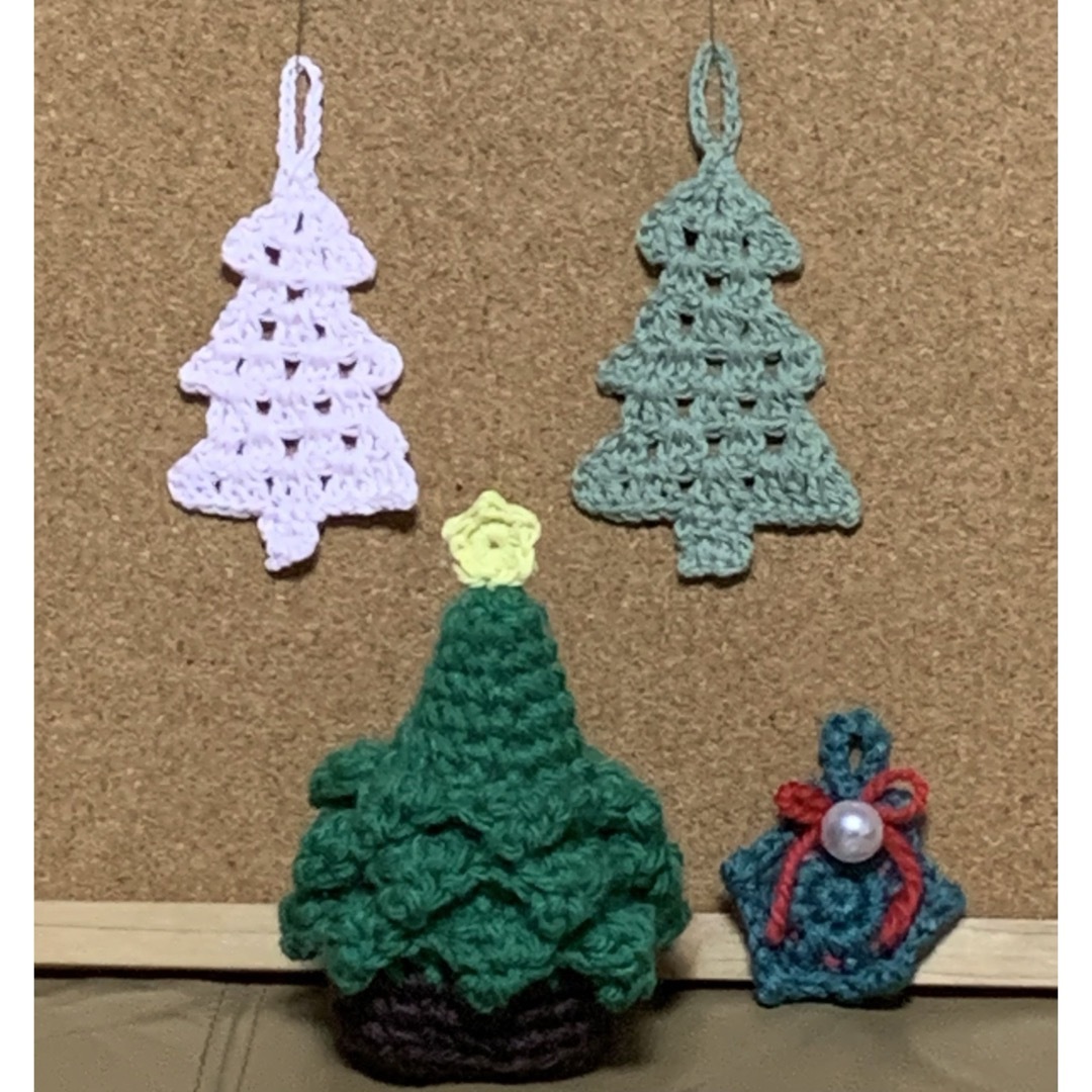 ハンドメイド　クリスマスツリー編みぐるみ　ツリー型モチーフ付き ハンドメイドのインテリア/家具(インテリア雑貨)の商品写真