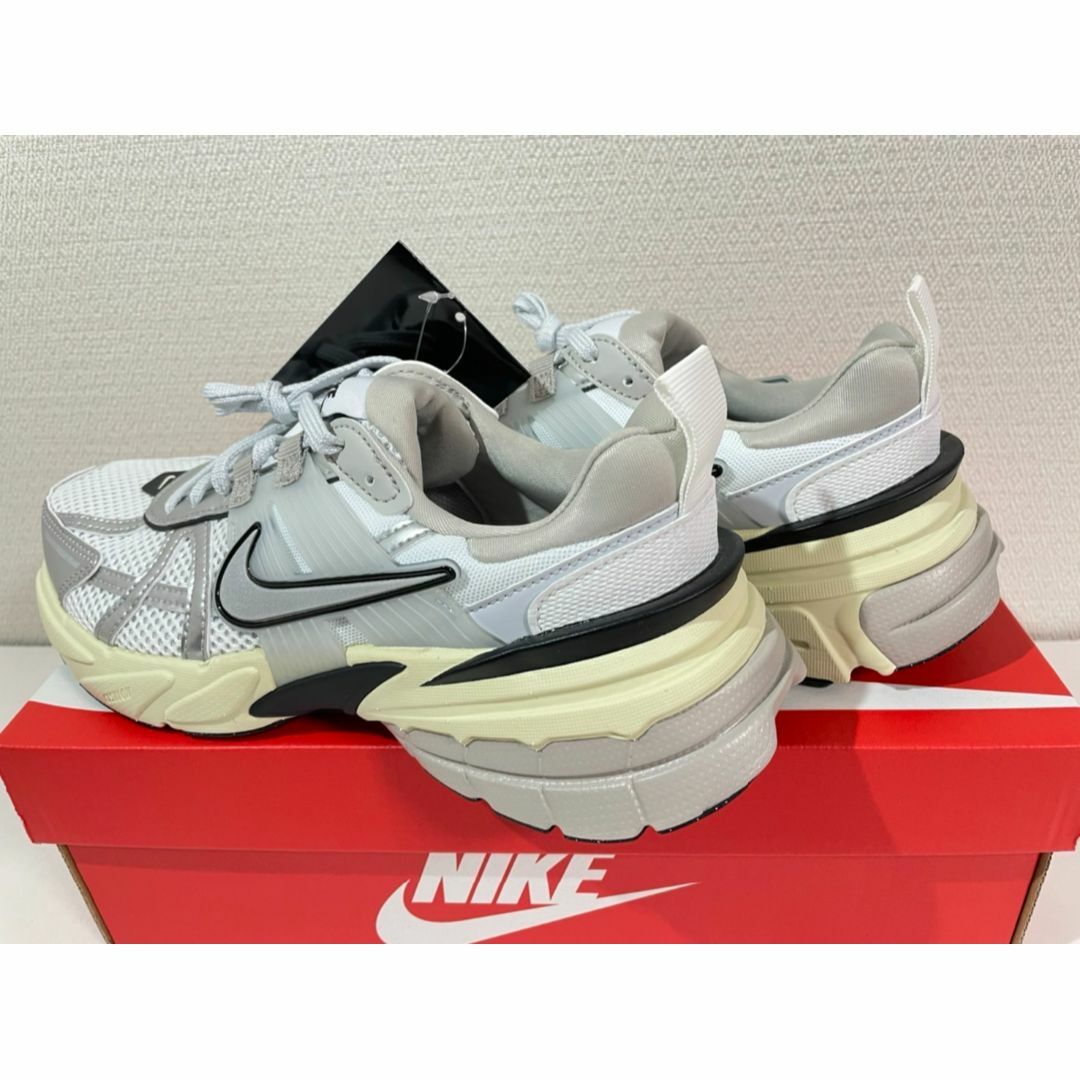 NIKE(ナイキ)の【新品】23.5cm NIKE V2K RUN ナイキ ウィメンズ ランテック レディースの靴/シューズ(スニーカー)の商品写真