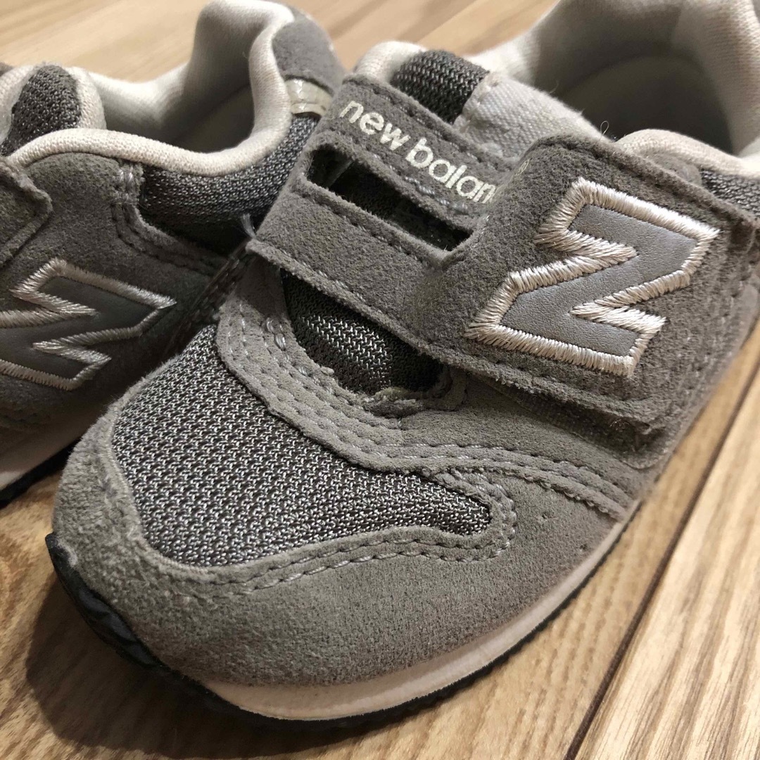 New Balance(ニューバランス)のニューバランス　グレー　13.5cm キッズ/ベビー/マタニティのベビー靴/シューズ(~14cm)(スニーカー)の商品写真