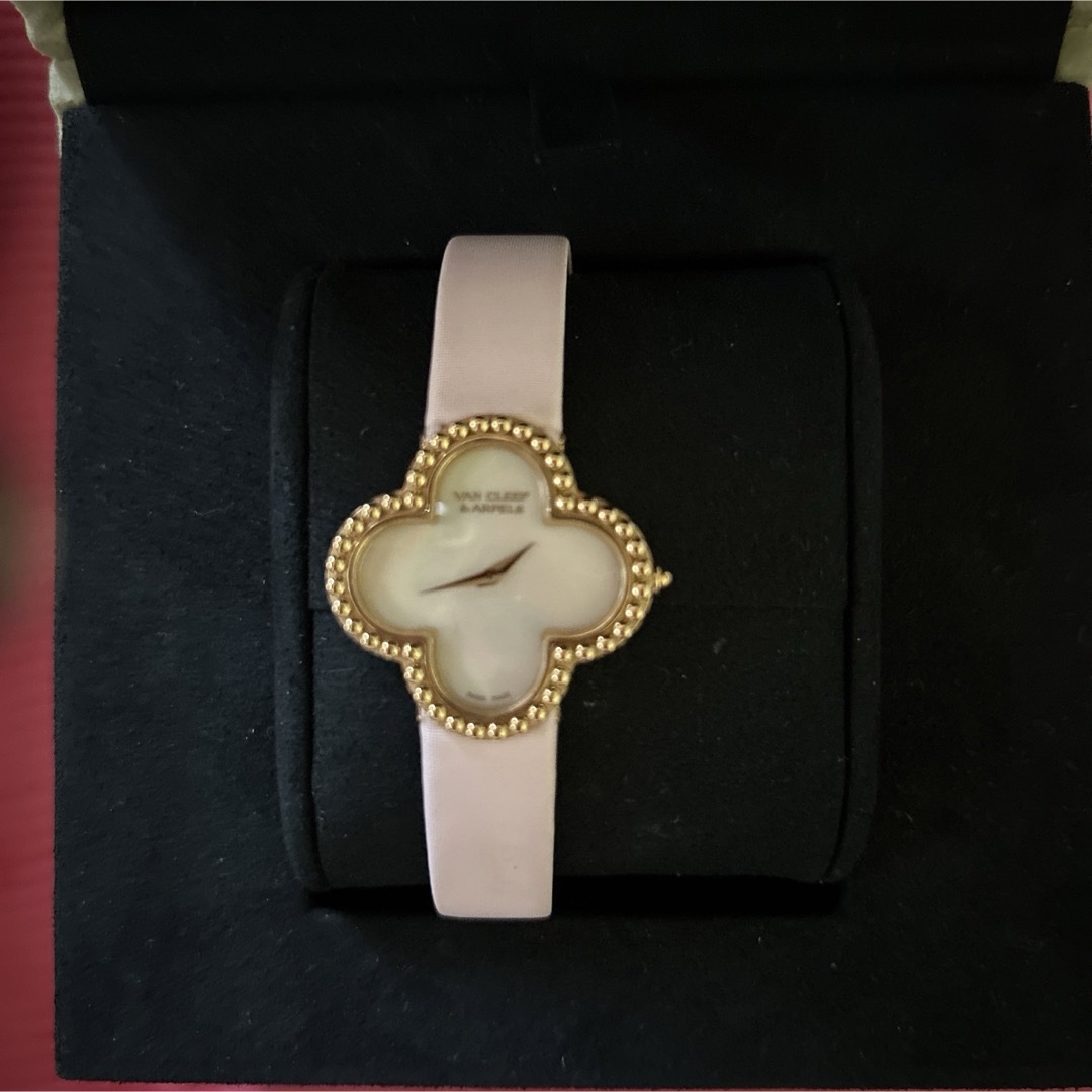 Van Cleef & Arpels(ヴァンクリーフアンドアーペル)のヴァンクリーフ&アーペル　アルハンブラ　ミディアムサイズ　時計 レディースのファッション小物(腕時計)の商品写真
