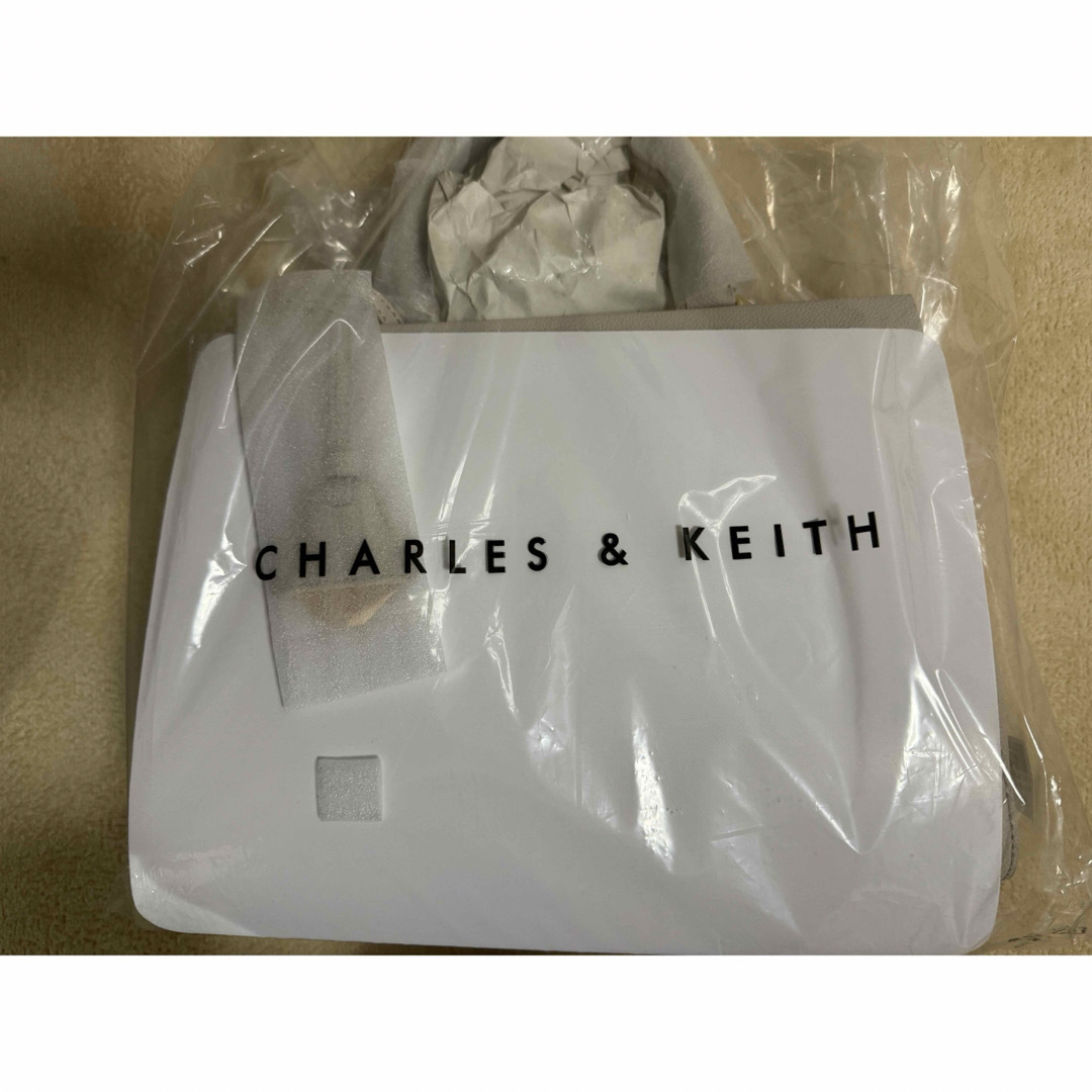 Charles and Keith(チャールズアンドキース)の聖様専用　ミラベル ストラクチャーハンドバッグ  新品 レディースのバッグ(ハンドバッグ)の商品写真