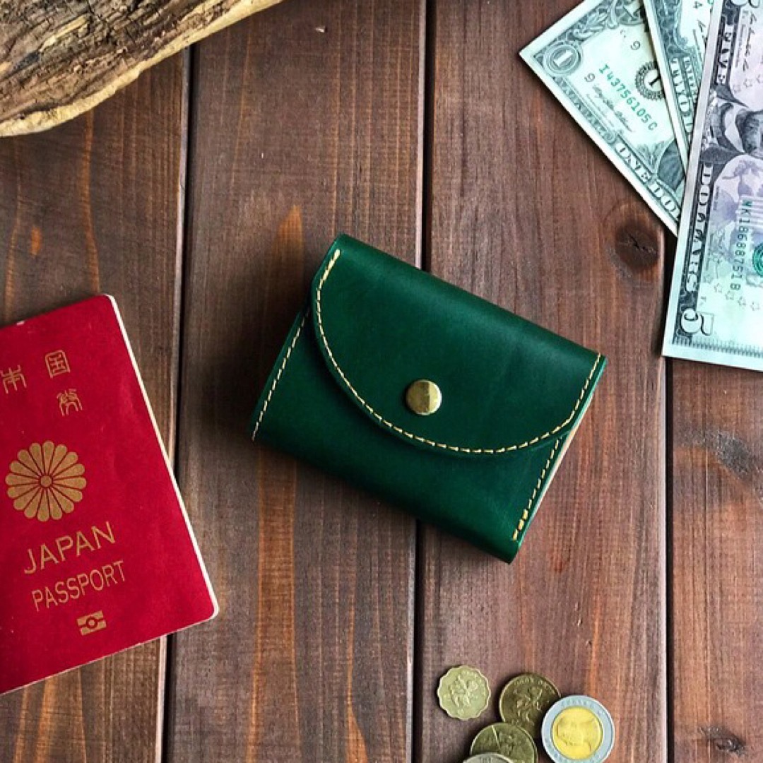 イタリアンレザーを使った緑色の三つ折り財布 本革 プレゼント 送料無料 名入れ可ギフト