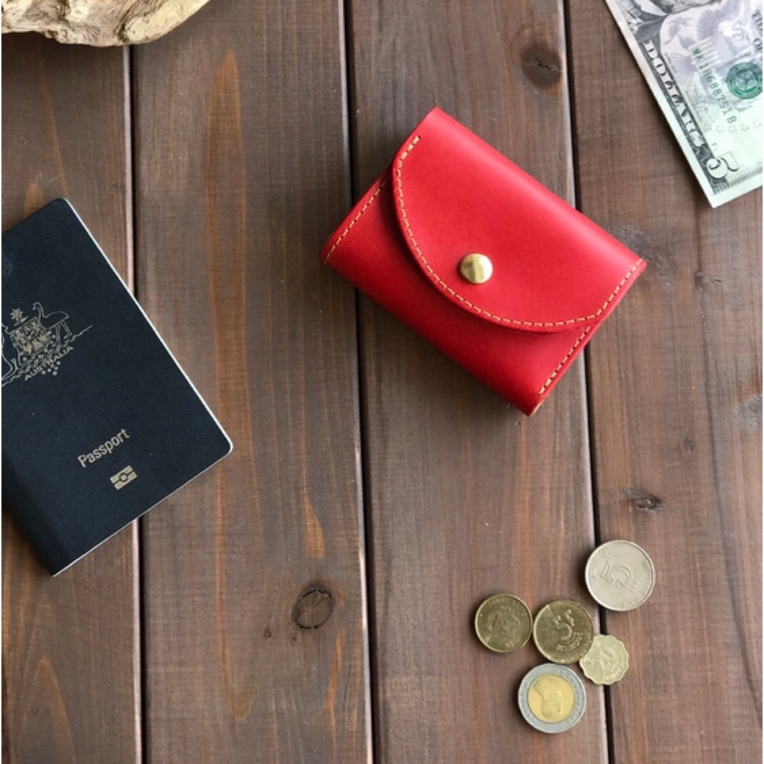 イタリアンレザーを使った赤色の三つ折り財布 本革 送料無料 名入れ可 ミニ財布 レディースのファッション小物(財布)の商品写真