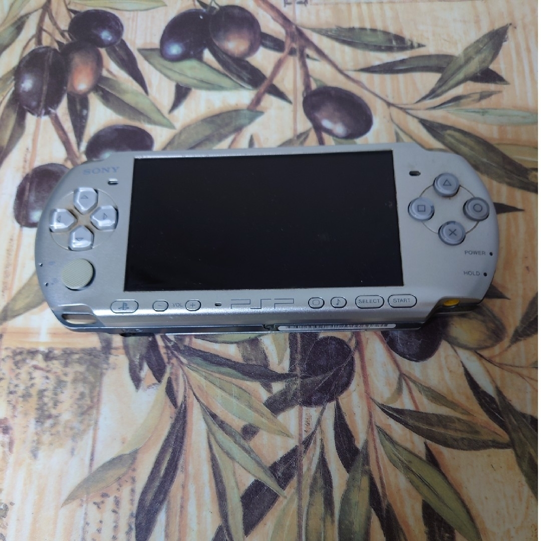 PlayStation Portable(プレイステーションポータブル)のPSポータブル PSP3000 ミスティックシルバー エンタメ/ホビーのゲームソフト/ゲーム機本体(携帯用ゲーム機本体)の商品写真