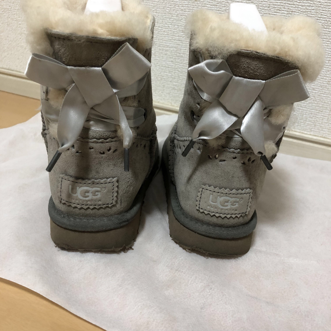 UGG(アグ)のUGG レザーショートブーツ　グレー　リボン　シープスキン レディースの靴/シューズ(ブーツ)の商品写真