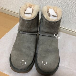 アグ(UGG)のUGG レザーショートブーツ　グレー　リボン　シープスキン(ブーツ)