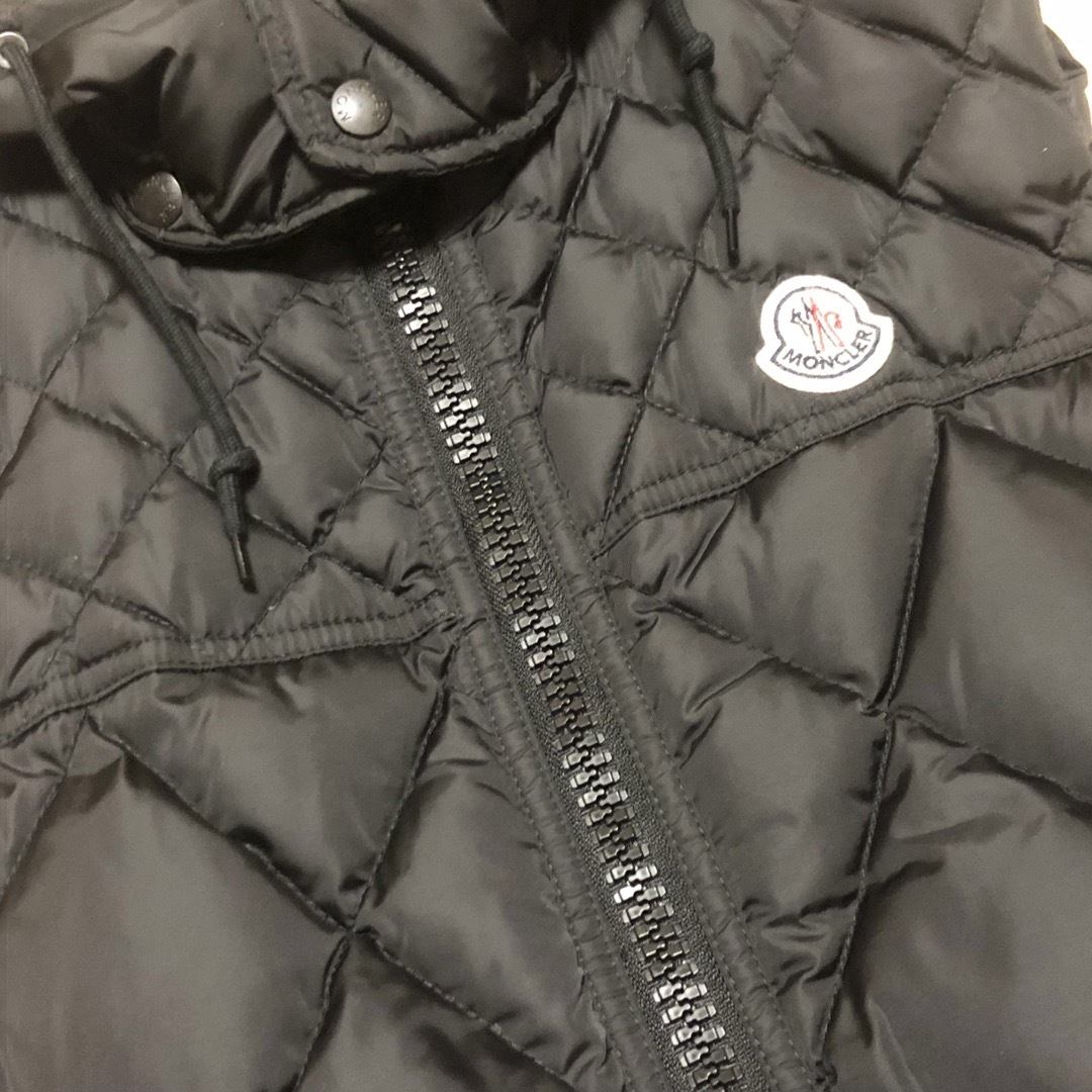 MONCLER(モンクレール)の即完売 MONCLER モンクレール ダウンベスト フード付き メンズのジャケット/アウター(ダウンベスト)の商品写真