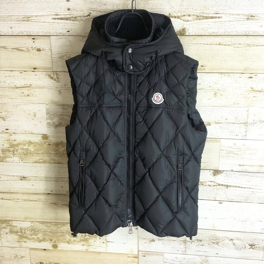 MONCLER(モンクレール)の即完売 MONCLER モンクレール ダウンベスト フード付き メンズのジャケット/アウター(ダウンベスト)の商品写真