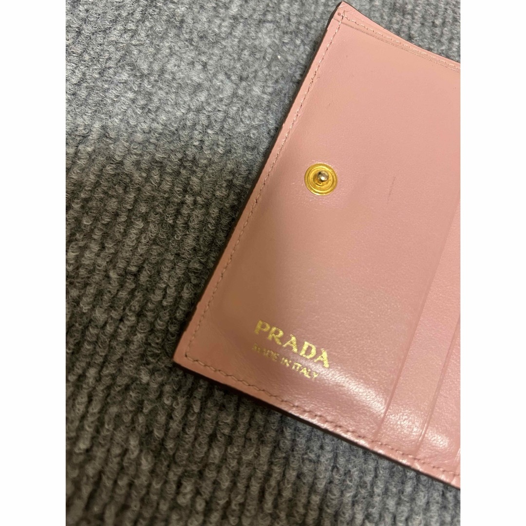 PRADA(プラダ)のPLADA♡二つ折りミニ財布♡グレー✖️ピンク レディースのファッション小物(財布)の商品写真