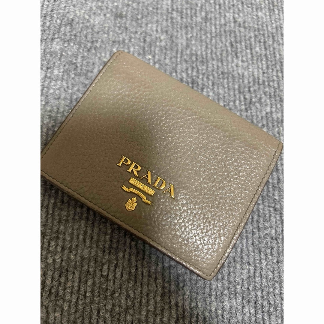 PRADA(プラダ)のPLADA♡二つ折りミニ財布♡グレー✖️ピンク レディースのファッション小物(財布)の商品写真