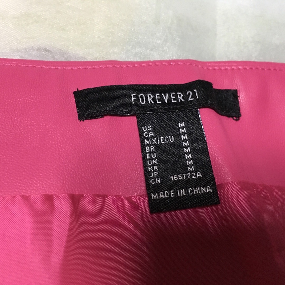 FOREVER 21(フォーエバートゥエンティーワン)の最終値下げ　レザー　ミニスカート　フューシャピンク　Mサイズ レディースのスカート(ミニスカート)の商品写真