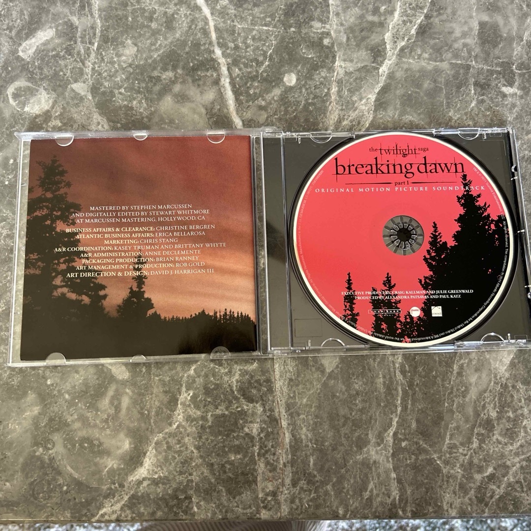 トワイライトサーガ ブレイキングドーン part.1 オリジナルサウンドトラック エンタメ/ホビーのCD(映画音楽)の商品写真