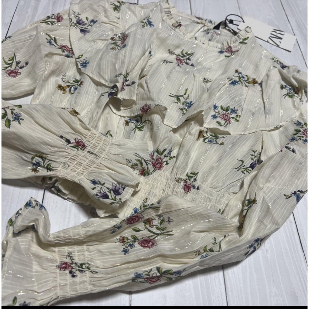 ZARA(ザラ)の新品　ザラ　XS ブラウス　フリル  花柄　春　秋　可愛い レディースのトップス(シャツ/ブラウス(長袖/七分))の商品写真