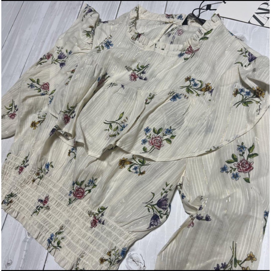 ZARA(ザラ)の新品　ザラ　XS ブラウス　フリル  花柄　春　秋　可愛い レディースのトップス(シャツ/ブラウス(長袖/七分))の商品写真