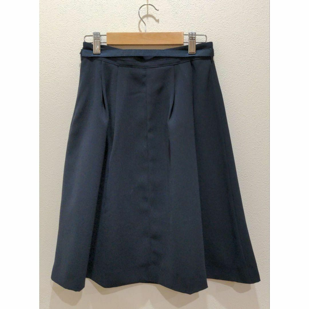 LES MUES Femme ベルト付 フレアスカート ネイビー 3S レディースのスカート(ひざ丈スカート)の商品写真