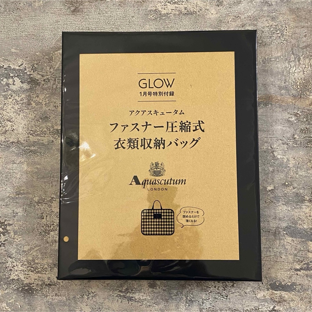 AQUA SCUTUM(アクアスキュータム)のGLOW  アクアスキュータム ファスナー圧縮式 衣類収納バッグ エンタメ/ホビーの雑誌(ファッション)の商品写真