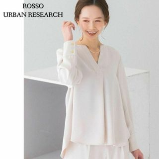 アーバンリサーチ(URBAN RESEARCH)のお袖のデザインがポイント♪　Vネックタックブラウス　フリーサイズ　ホワイト(シャツ/ブラウス(長袖/七分))