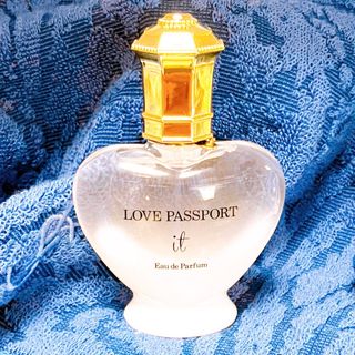 ラブパスポート(Love Passport)のラブパスポート  イット EDP 40ml  天香香水(香水(女性用))