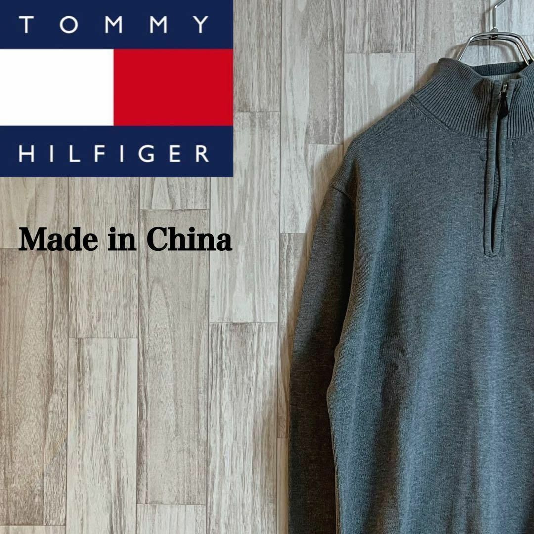 TOMMY HILFIGER(トミーヒルフィガー)のトミー　ハーフジップ　ロゴ入り　ニット　グレー　シンプル　セーター　ジッパー メンズのトップス(ニット/セーター)の商品写真