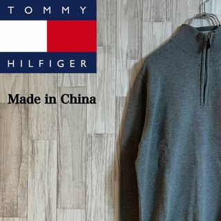 トミーヒルフィガー(TOMMY HILFIGER)のトミー　ハーフジップ　ロゴ入り　ニット　グレー　シンプル　セーター　ジッパー(ニット/セーター)