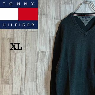 トミーヒルフィガー(TOMMY HILFIGER)のトミーニットセーター　ロゴ入り　グレー　ダークグレー　シンプル　ビックシルエット(ニット/セーター)