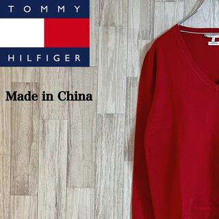 トミーヒルフィガー(TOMMY HILFIGER)のトミー　ニット　セーター　赤　シンプル　ロゴ入り　Ｖネック　レッド　中国製　L(ニット/セーター)