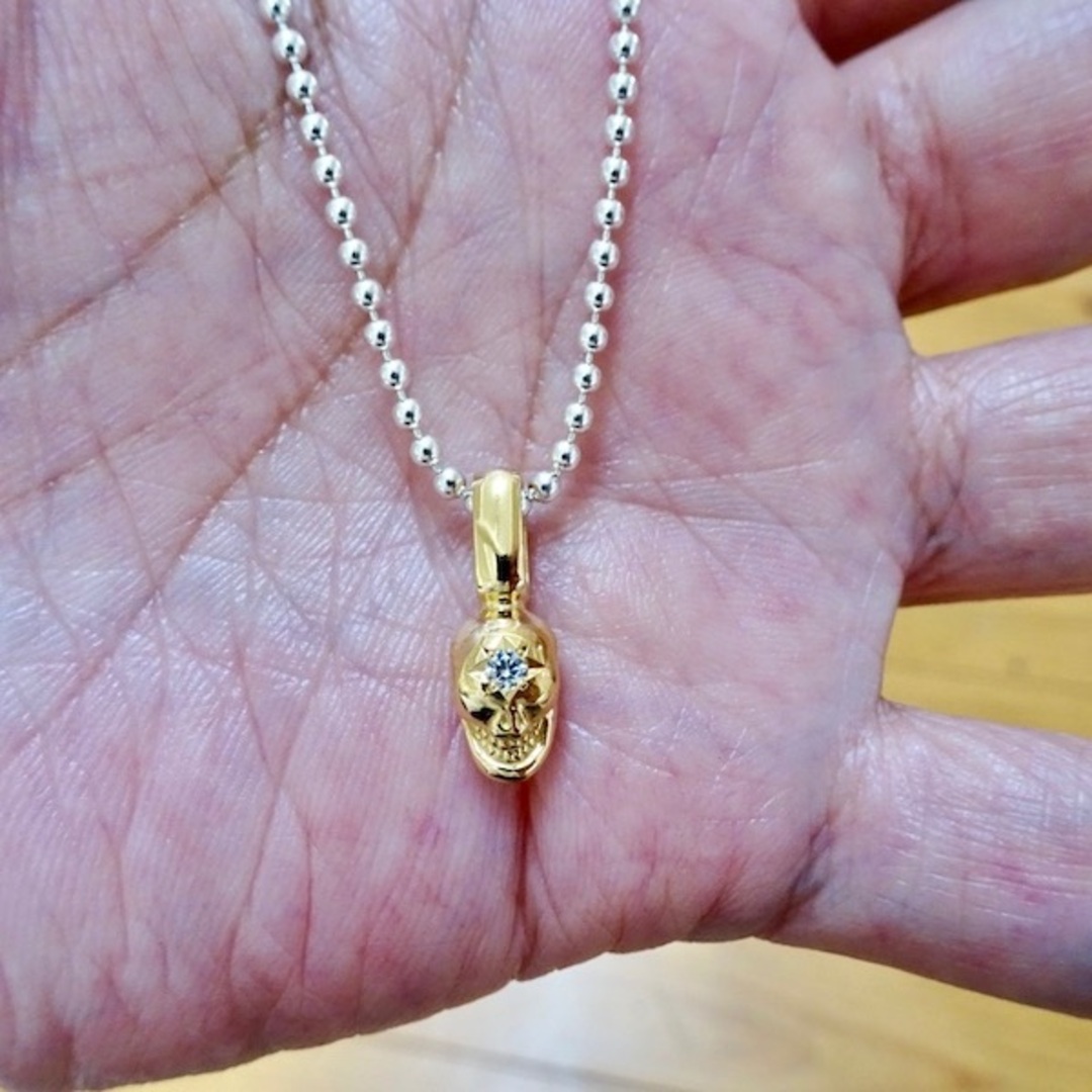 仁尾彫金『一つ目2.3mmダイヤ、ゴールド、ラッキースカルペンダント』b メンズのアクセサリー(ネックレス)の商品写真