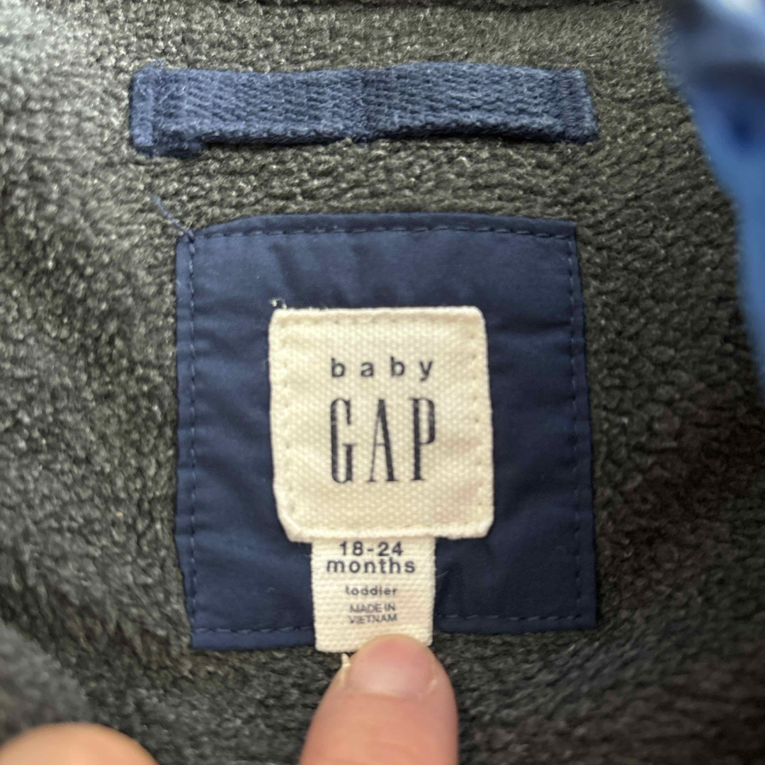 babyGAP(ベビーギャップ)のGAP ベビーベスト　90 キッズ/ベビー/マタニティのキッズ服男の子用(90cm~)(ジャケット/上着)の商品写真
