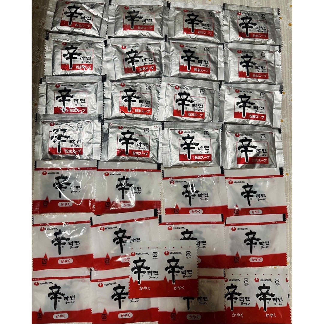 辛ラーメン 韓国インスタン 粉末スープ16袋 + かやく13袋 食品/飲料/酒の食品(調味料)の商品写真