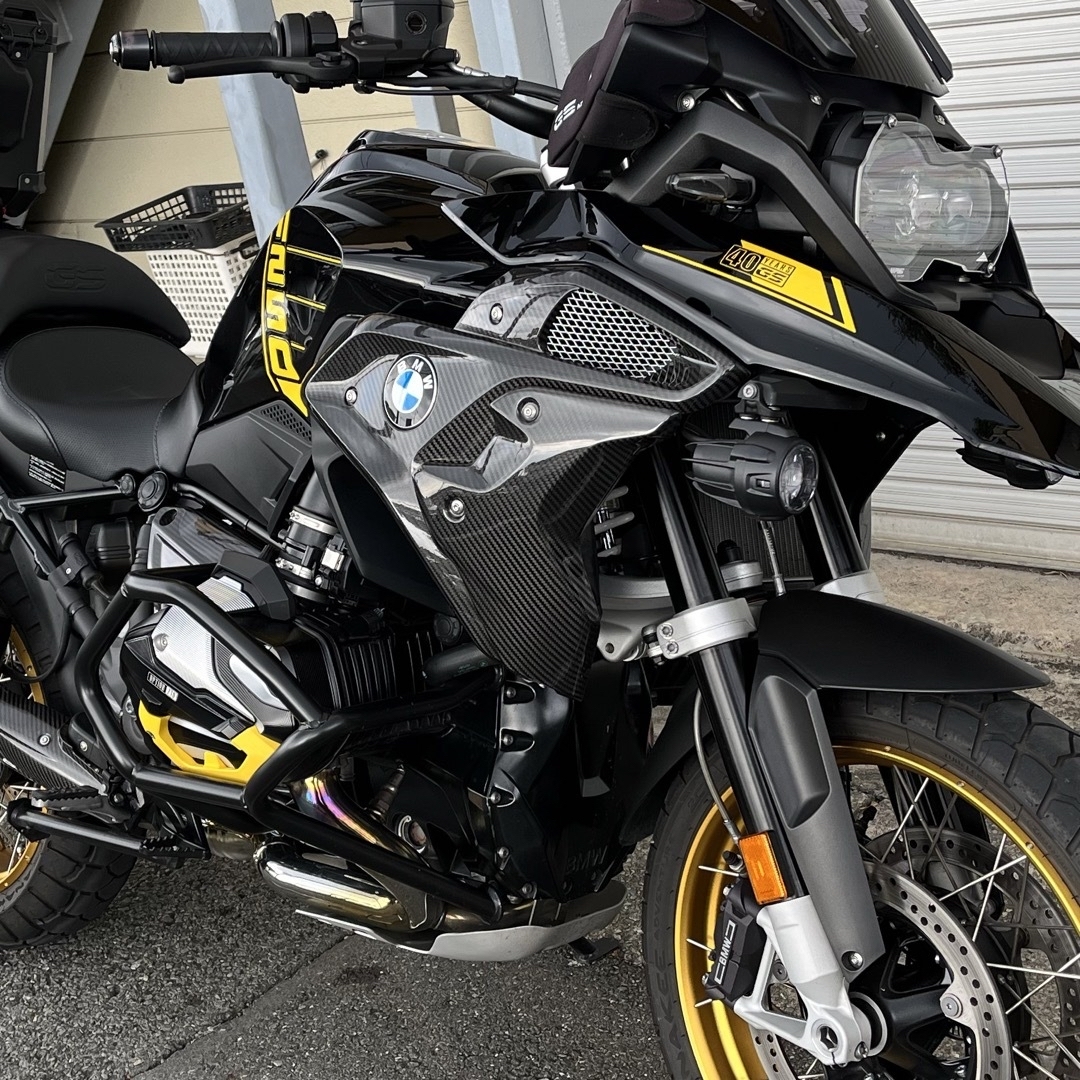 BMW(ビーエムダブリュー)の【美品】R1250GS  Tras カーボンサイドカバー 左右SET BMW 自動車/バイクのバイク(パーツ)の商品写真