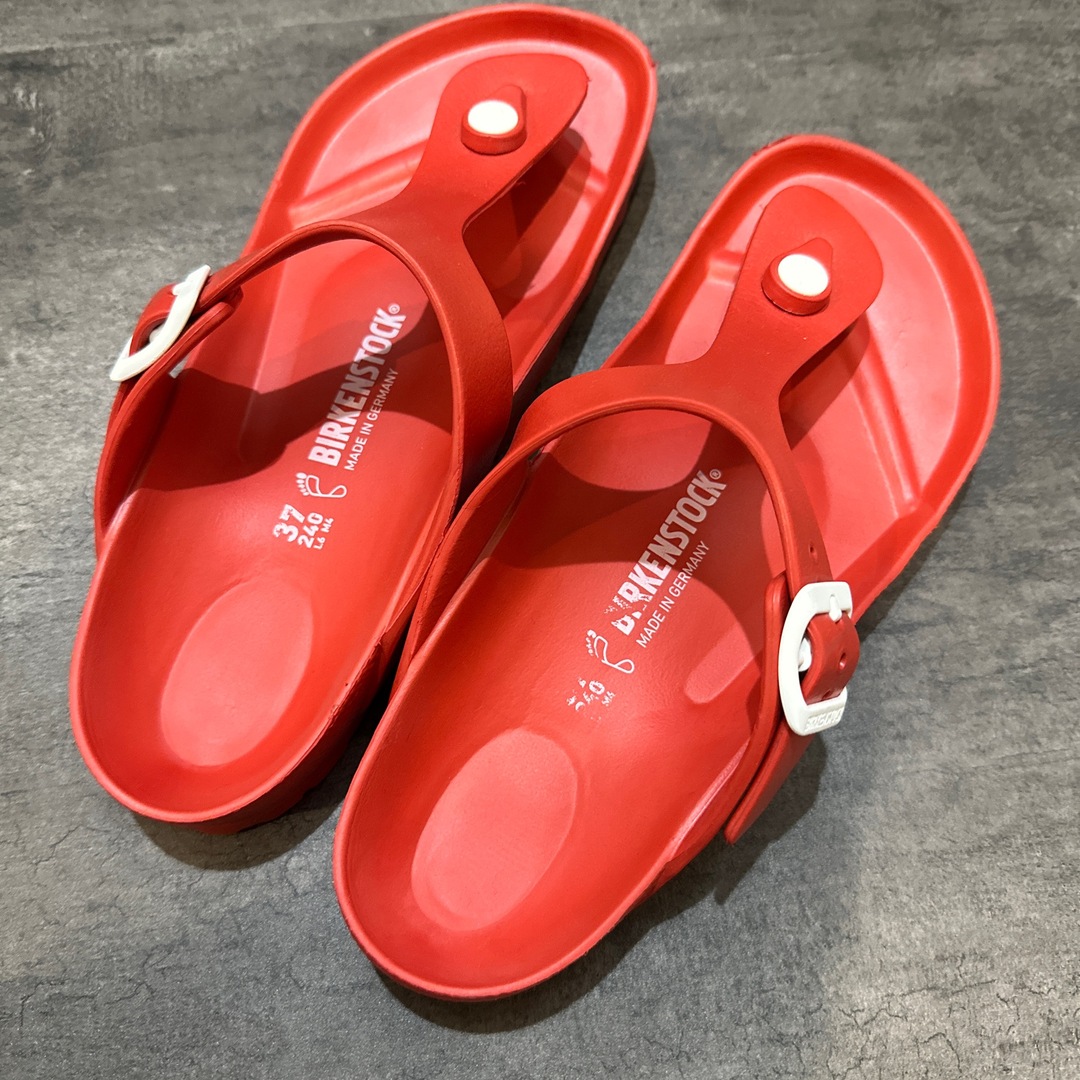 BIRKENSTOCK(ビルケンシュトック)の【期間限定値下げ！】ビルケンシュトック ギゼ サンダル　レッド レディースの靴/シューズ(サンダル)の商品写真