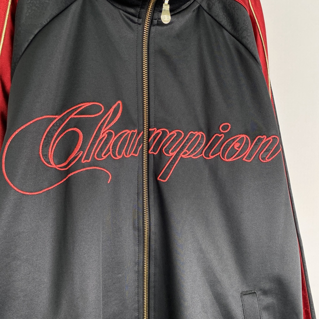 Champion(チャンピオン)の【チャンピオン　トラックジャケット　刺しゅうデザイン　ラグラン袖　黒　赤　古着】 メンズのジャケット/アウター(その他)の商品写真