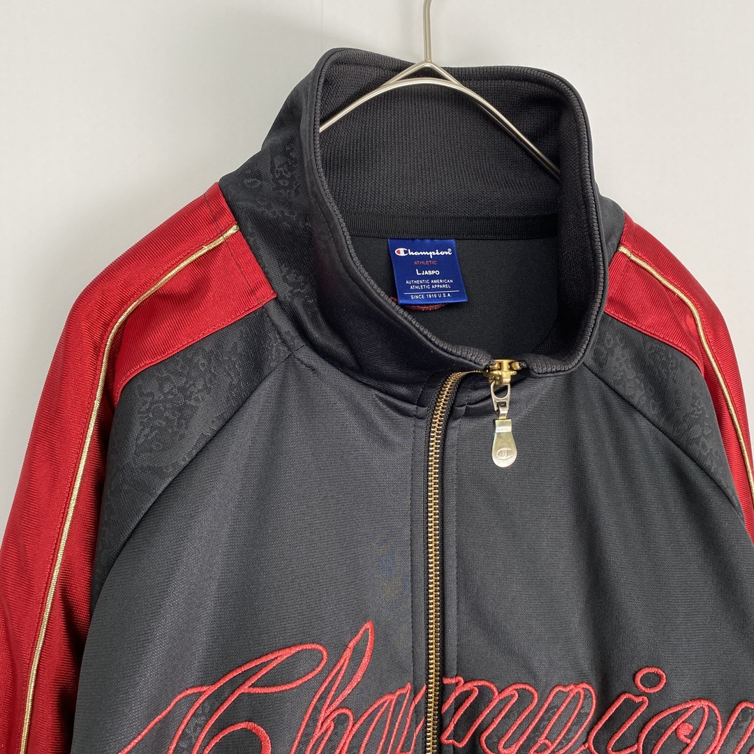 Champion(チャンピオン)の【チャンピオン　トラックジャケット　刺しゅうデザイン　ラグラン袖　黒　赤　古着】 メンズのジャケット/アウター(その他)の商品写真