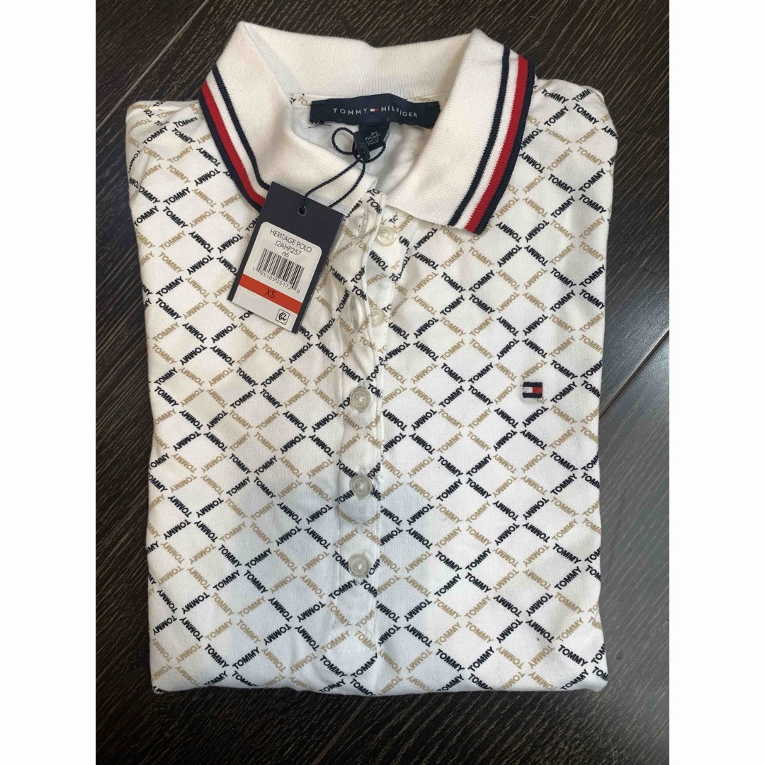 TOMMY HILFIGER(トミーヒルフィガー)の新品　トミーヒルフィガー　オーバーロゴ　ポロティー レディースのトップス(ポロシャツ)の商品写真